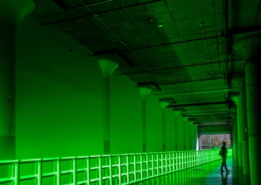 een doorgang van een gebouw groenverlicht