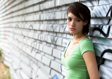 meisje staat tegen een muur met graffiti