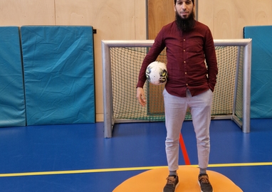 Abdelaziz Ouaouirst staat op de Levvel stip, hij houdt een voetbal onder zijn arm vast