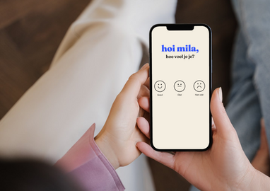 Telefoon met de Feelee app erop