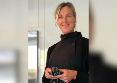Portret van vrouw die direct oogcontact maakt