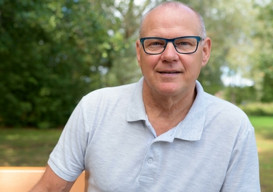 Man bril 60 jaar grijs haar