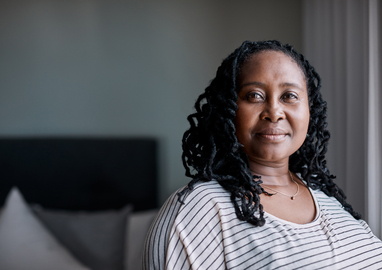 Portret van vrouw die direct oogcontact maakt