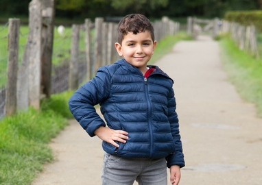 Jongen buiten schoolkind Midden Oosters