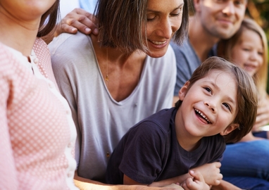jongetje met familie om zich heen 