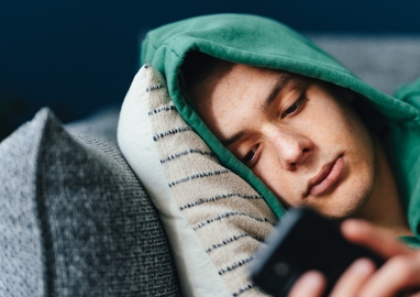 Sombere jongen met telefoon