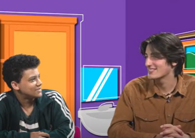 twee jongens praten met elkaar