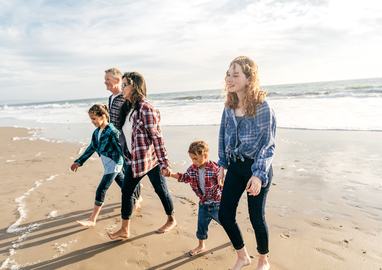 gezin wandelt op het strand