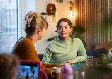 moeder en dochter aan tafel