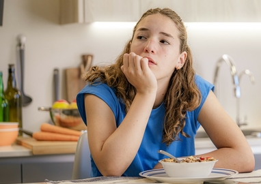 meisje aan tafel