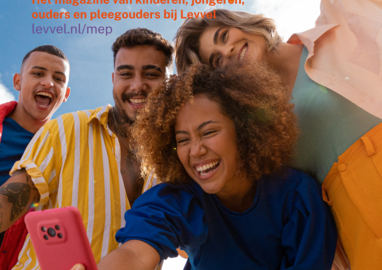 4 jongeren nemen een lachende selfie