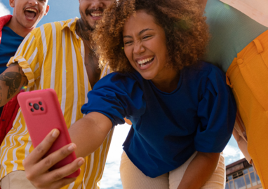 4 jongeren nemen een lachende selfie