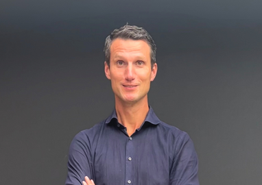 Rutger glimlacht en heeft zijn armen over elkaar gevouwen