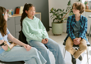 tieners praten in een groep