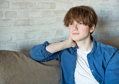 jongen kijkt voor zich uit