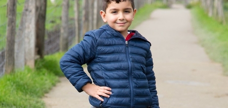 Jongen buiten schoolkind Midden Oosters