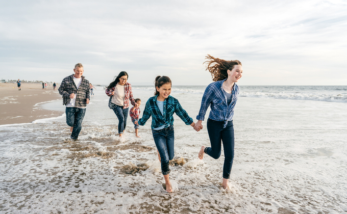 gezin loopt over het strand